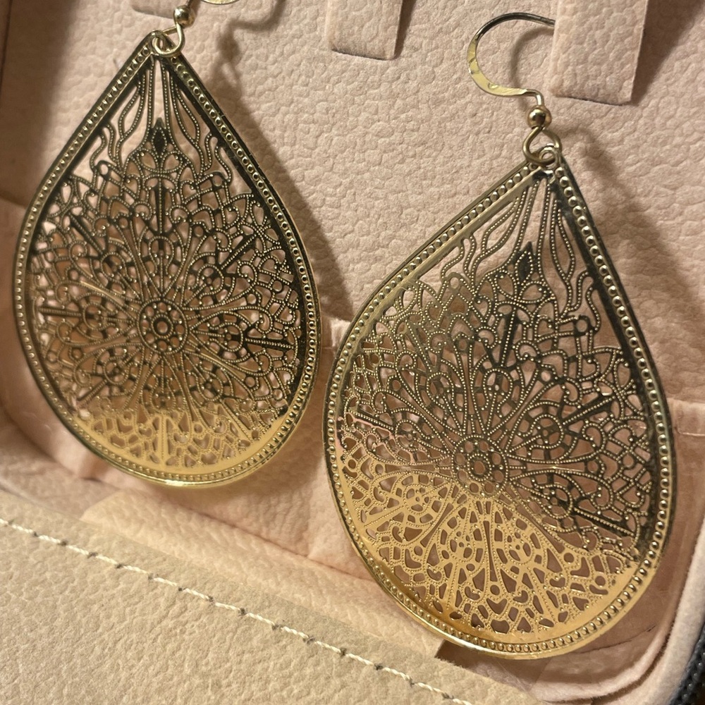 Gold teardrop earrings